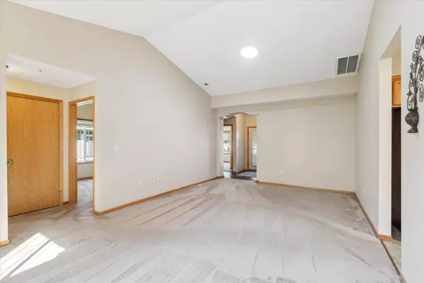 1458 Ravoux LN, Chaska, MN 55318