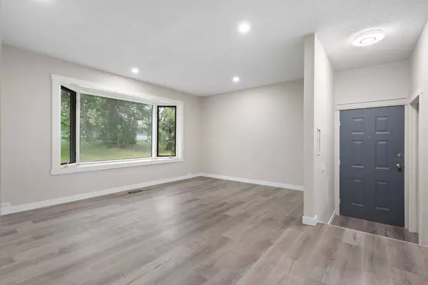 3252 33A AVE SE, Calgary, AB T2B 0K3