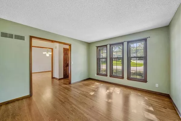 9114 W 113th ST, Overland Park, KS 66210