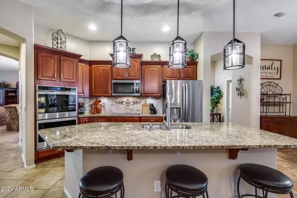 2438 W CAVEDALE Drive, Phoenix, AZ 85085