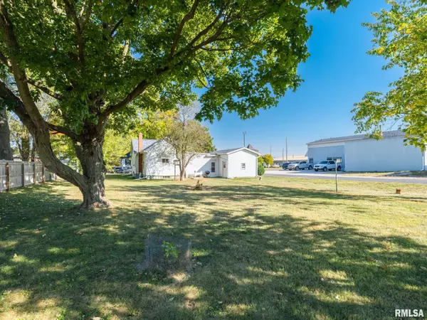 105 N GREEN ST, Roanoke, IL 61561