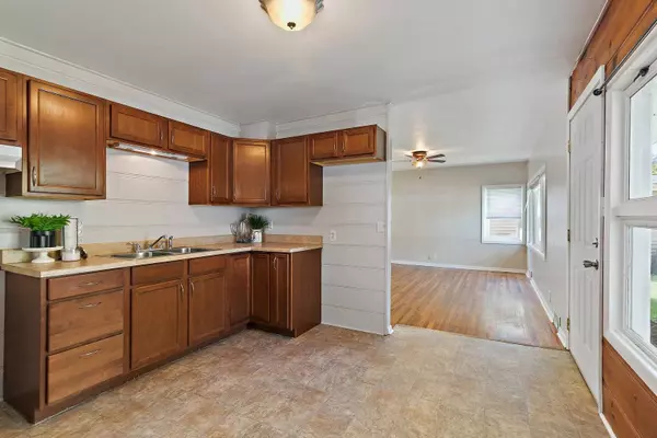 1533 Oakwood AVE, Dekalb, IL 60115