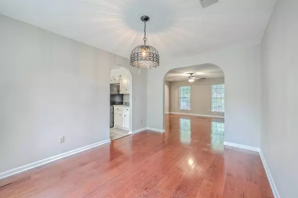 313 Camelot Dr, Goose Creek, SC 29445