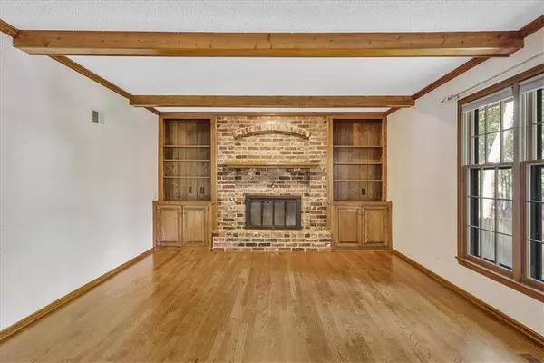 9114 W 113th ST, Overland Park, KS 66210