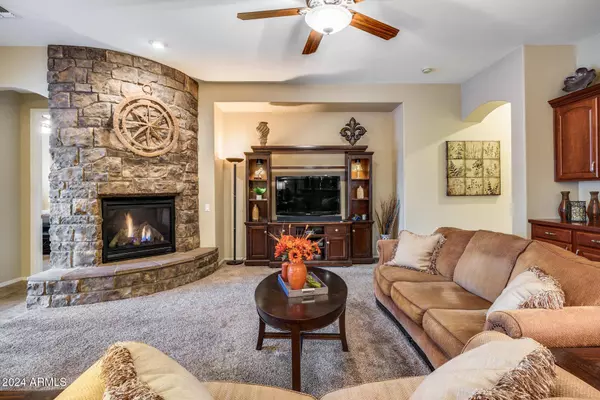 2438 W CAVEDALE Drive, Phoenix, AZ 85085