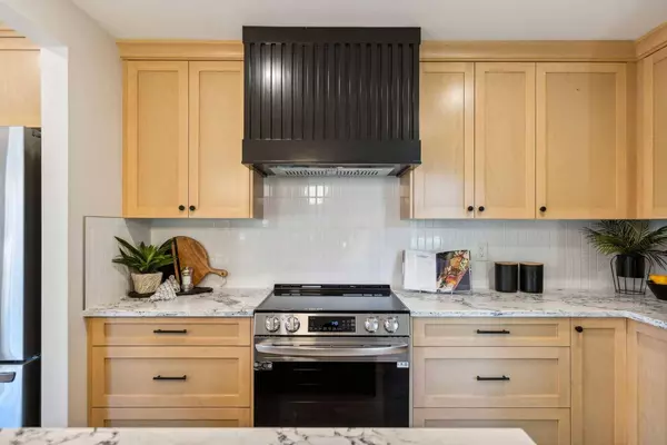 1220 Prominence WAY SW #16, Calgary, AB T3H 2B4