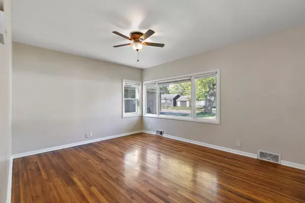 1533 Oakwood AVE, Dekalb, IL 60115