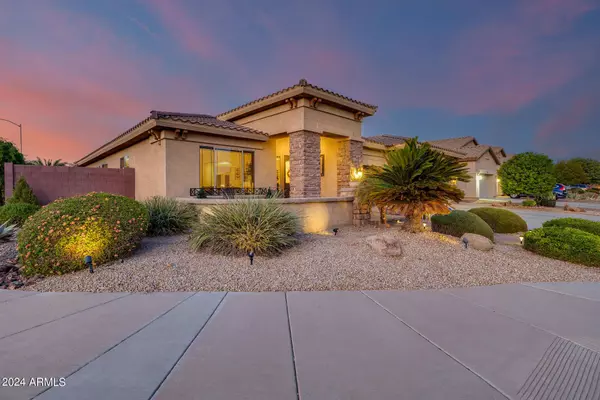 2438 W CAVEDALE Drive, Phoenix, AZ 85085