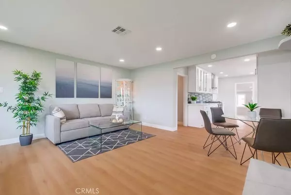 11868 209th ST, Lakewood, CA 90715