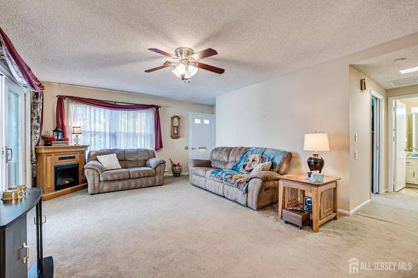 155 Pelham LN #B, Monroe, NJ 08831