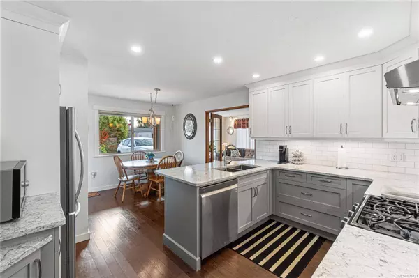 698 Wedgewood Cres, Parksville, BC V9P 1B6