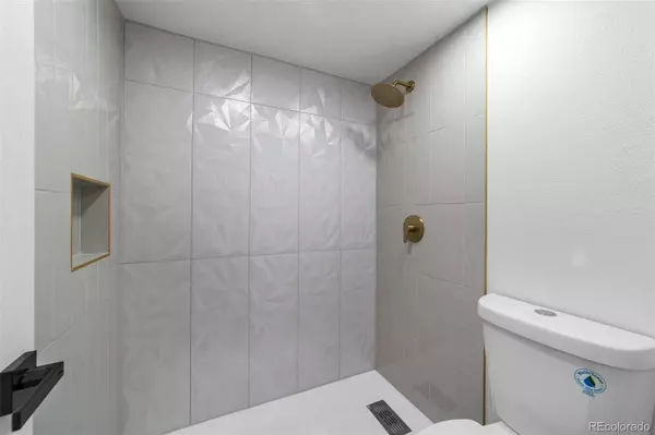 3121 S Tamarac DR #201J, Denver, CO 80231