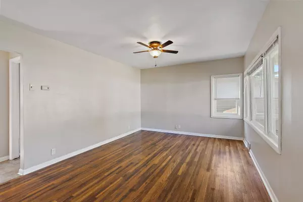 1533 Oakwood AVE, Dekalb, IL 60115