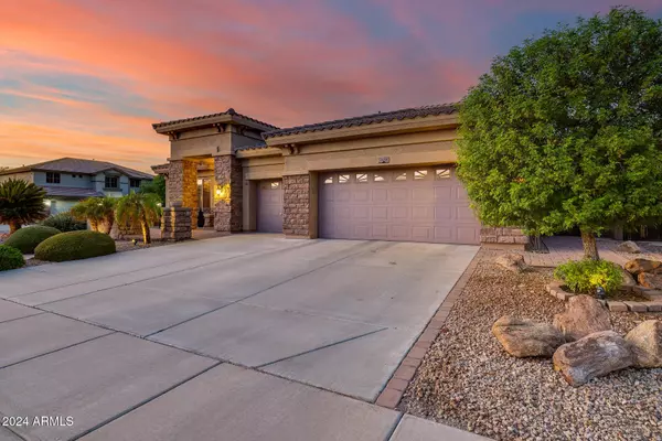 2438 W CAVEDALE Drive, Phoenix, AZ 85085