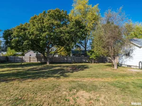 105 N GREEN ST, Roanoke, IL 61561