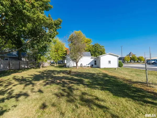 105 N GREEN ST, Roanoke, IL 61561