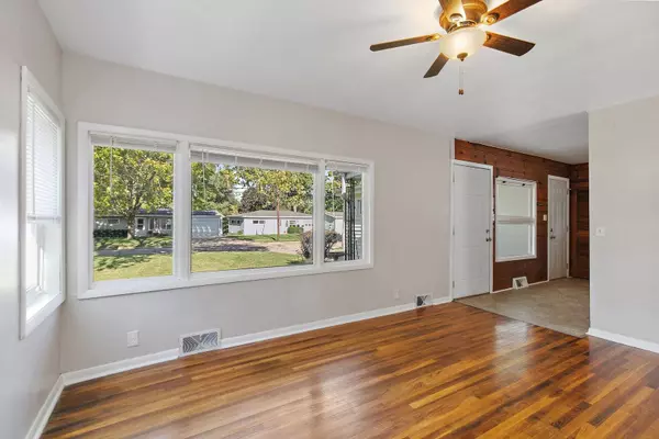 1533 Oakwood AVE, Dekalb, IL 60115