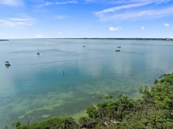 27 W Harbour Isle DR 202, Hutchinson Island, FL 34949