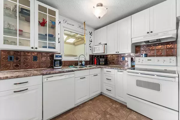 174 Pinemeadow RD NE, Calgary, AB T1Y 4N9