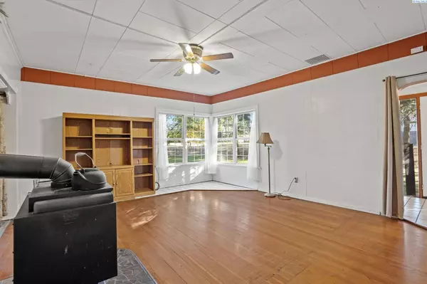 203 N 3rd, Farmington, WA 99128