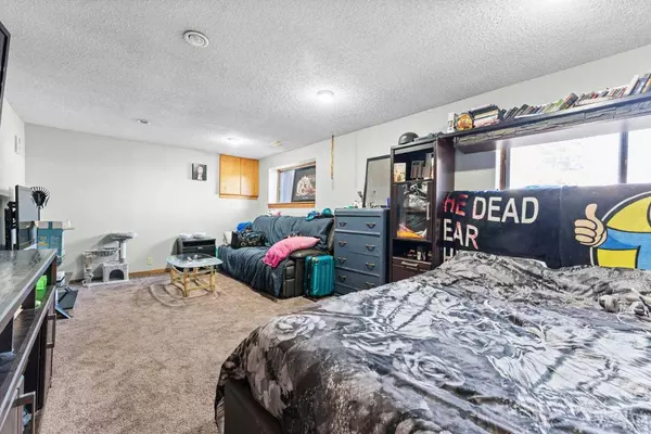 174 Pinemeadow RD NE, Calgary, AB T1Y 4N9