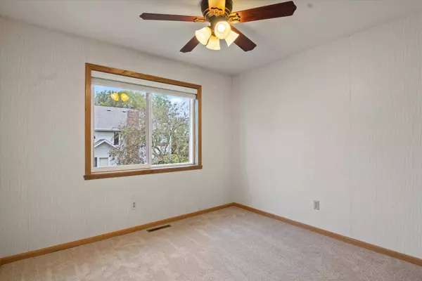 3720 Gershwin LN N, Oakdale, MN 55128