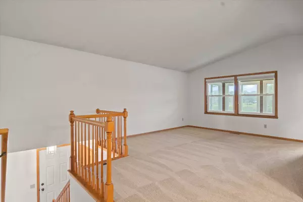 3720 Gershwin LN N, Oakdale, MN 55128