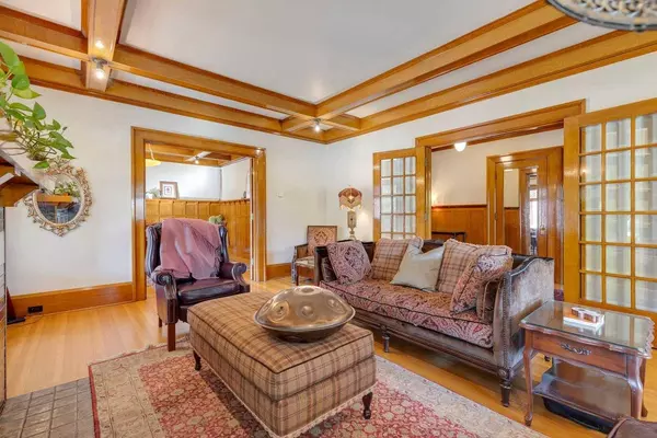 1933 5 ST SW, Calgary, AB T2S2B2