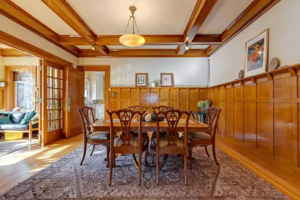 1933 5 ST SW, Calgary, AB T2S2B2