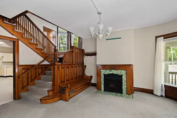 220 College AVE, Dekalb, IL 60115