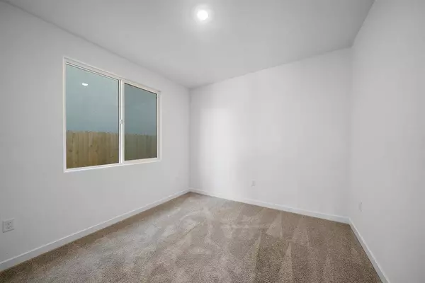 2833 N Applegate Avenue, Fresno, CA 93737