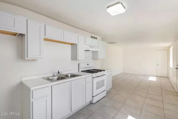 6420 W MITCHELL Drive, Phoenix, AZ 85033