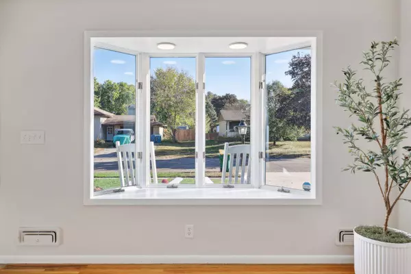 856 Cortland DR, Apple Valley, MN 55124