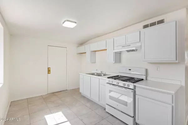 6420 W MITCHELL Drive, Phoenix, AZ 85033