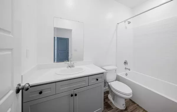 2833 N Applegate Avenue, Fresno, CA 93737