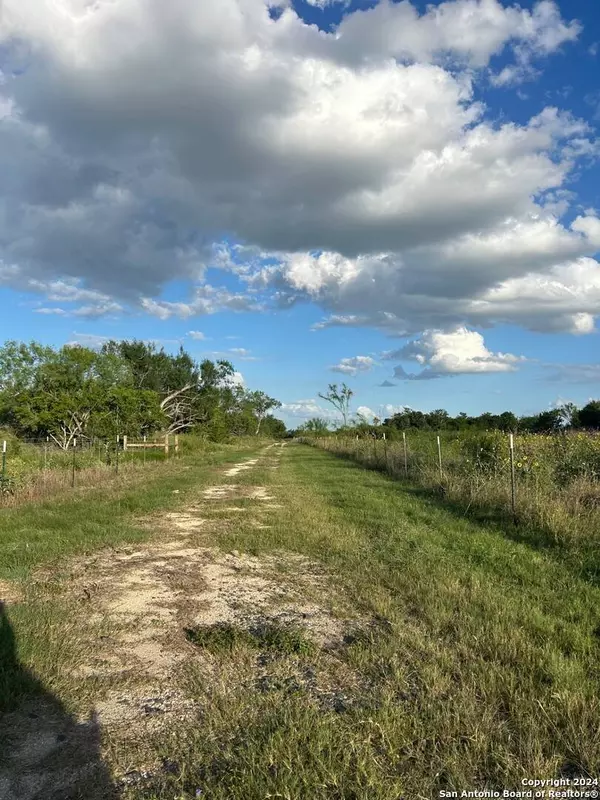 000 County Road 562, Devine, TX 78016