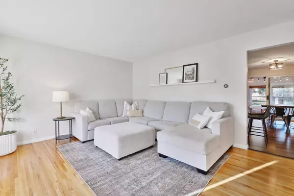 856 Cortland DR, Apple Valley, MN 55124