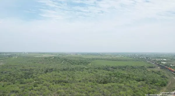 000 County Road 562, Devine, TX 78016