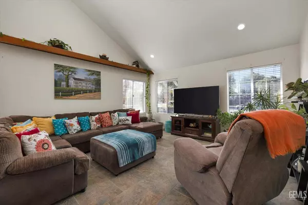 806 McKinley Street, Los Banos, CA 93635