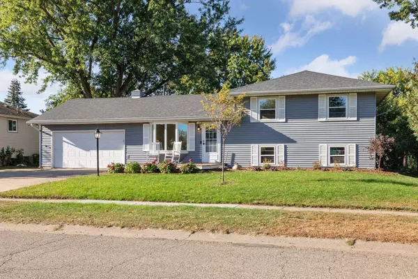 856 Cortland DR, Apple Valley, MN 55124