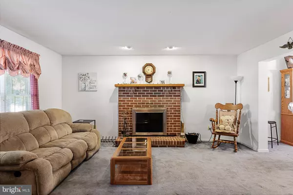 4 COOPER SKILL DR, Sicklerville, NJ 08081