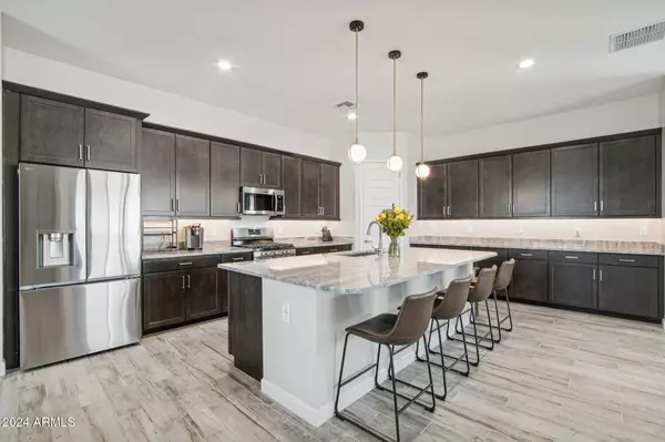 10206 W SALTER Drive, Peoria, AZ 85382