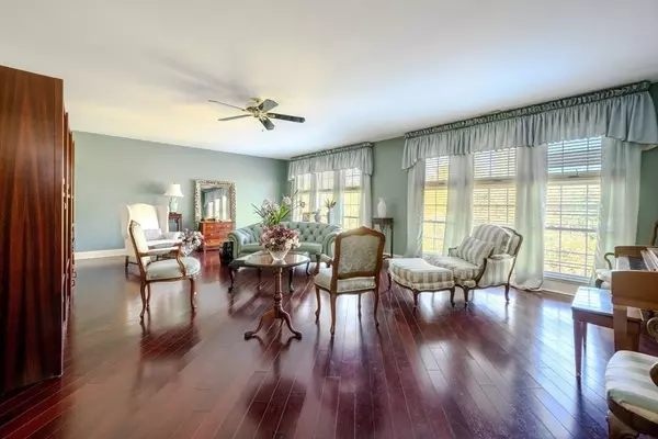 96 Colonial Dr #96, Sturbridge, MA 01566