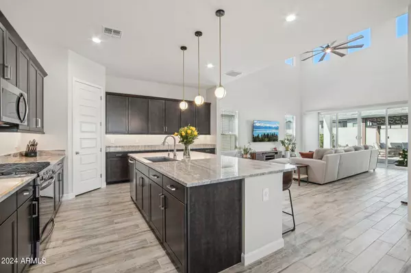 10206 W SALTER Drive, Peoria, AZ 85382