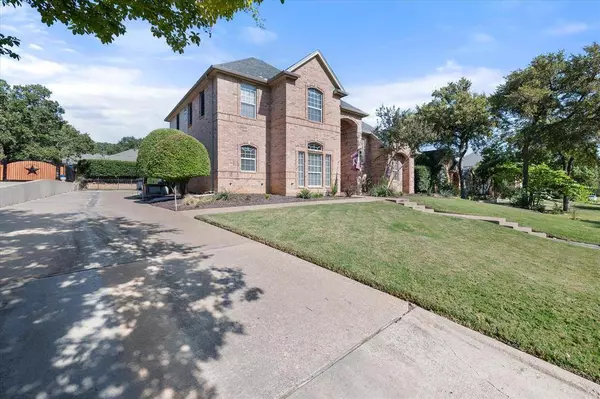 805 Xavier Drive, Mansfield, TX 76063