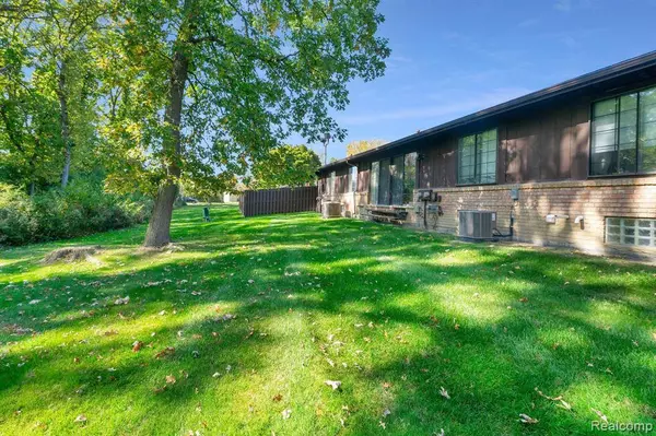 26062 SUMMERDALE  Drive, Southfield, MI 48034