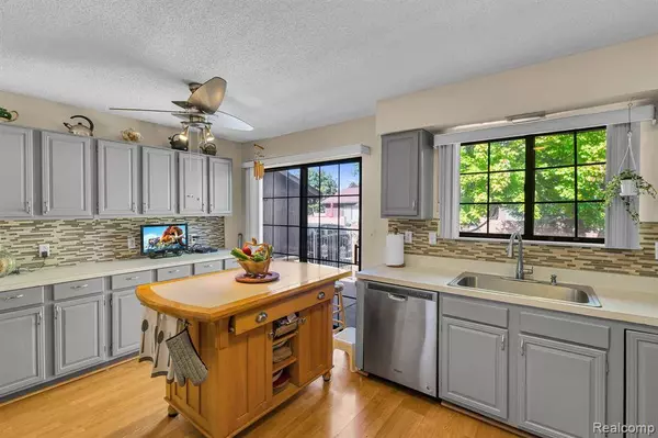 26062 SUMMERDALE  Drive, Southfield, MI 48034