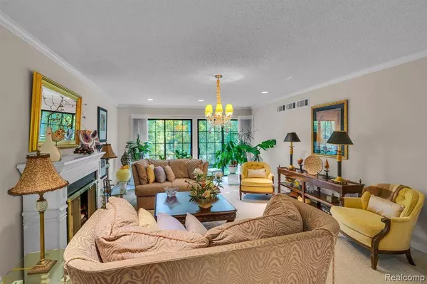 26062 SUMMERDALE  Drive, Southfield, MI 48034