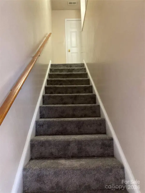 1067 19th ST NE #B, Hickory, NC 28601