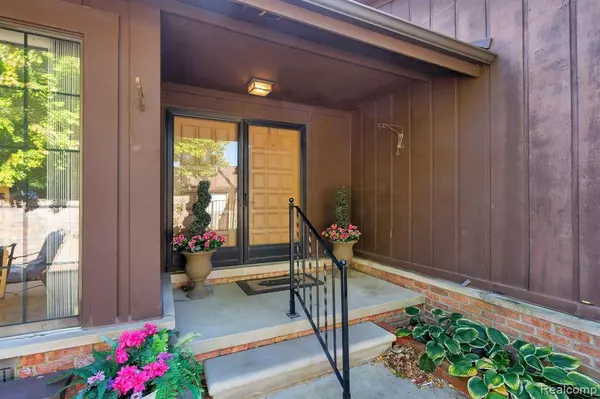 26062 SUMMERDALE  Drive, Southfield, MI 48034